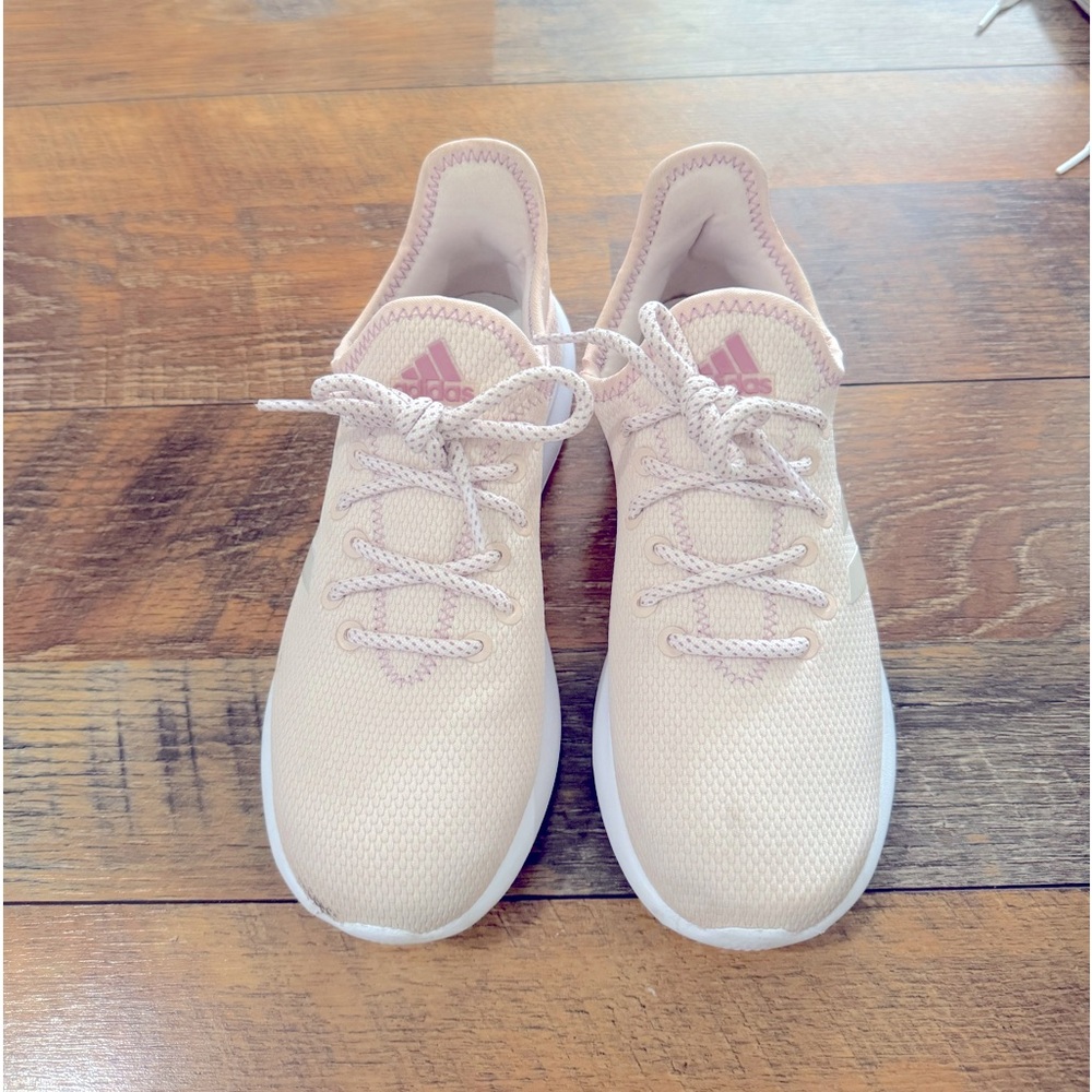 Girls Adidas Sneaker. Size y4.